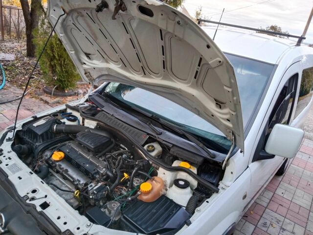 Белый Опель Комбо груз.-пасс., объемом двигателя 1.6 л и пробегом 290 тыс. км за 2400 $, фото 5 на Automoto.ua