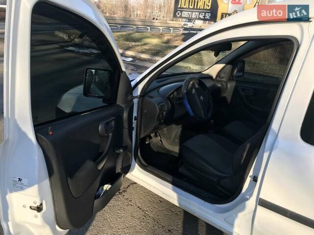Білий Опель Комбо вант.-пас., об'ємом двигуна 1.3 л та пробігом 218 тис. км за 3600 $, фото 11 на Automoto.ua