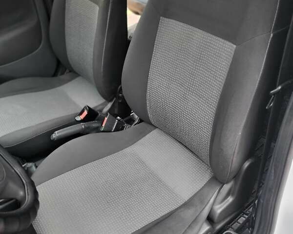 Білий Опель Комбо вант.-пас., об'ємом двигуна 1.3 л та пробігом 323 тис. км за 3750 $, фото 16 на Automoto.ua