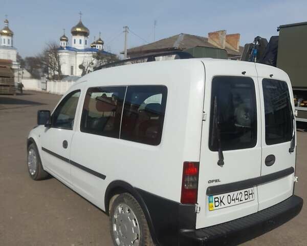 Белый Опель Комбо груз.-пасс., объемом двигателя 1.3 л и пробегом 185 тыс. км за 3900 $, фото 2 на Automoto.ua