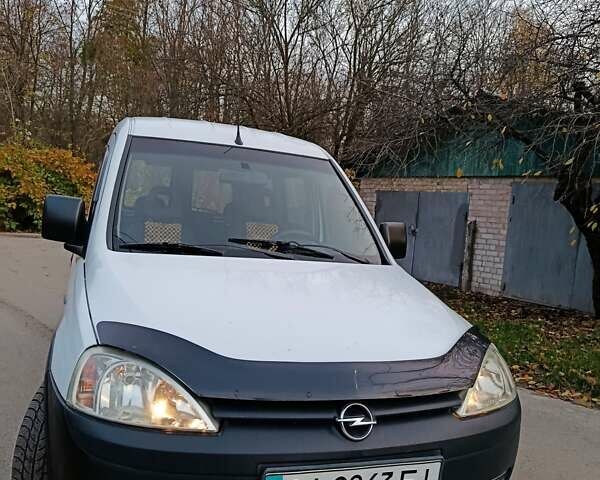Білий Опель Комбо вант.-пас., об'ємом двигуна 1.3 л та пробігом 268 тис. км за 4500 $, фото 4 на Automoto.ua