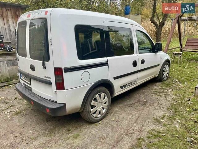 Белый Опель Комбо груз.-пасс., объемом двигателя 1.7 л и пробегом 300 тыс. км за 3500 $, фото 2 на Automoto.ua