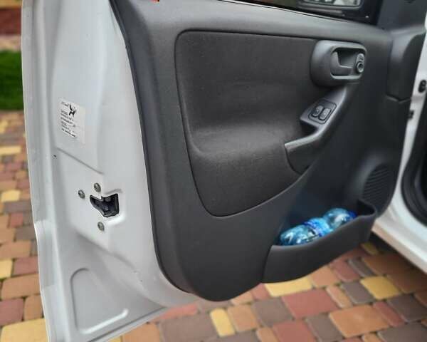 Білий Опель Комбо вант.-пас., об'ємом двигуна 1.3 л та пробігом 323 тис. км за 3750 $, фото 13 на Automoto.ua