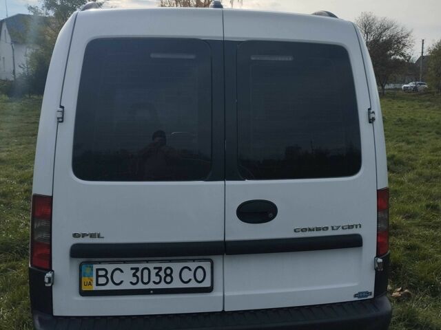 Белый Опель Комбо груз.-пасс., объемом двигателя 1.7 л и пробегом 245 тыс. км за 4177 $, фото 2 на Automoto.ua