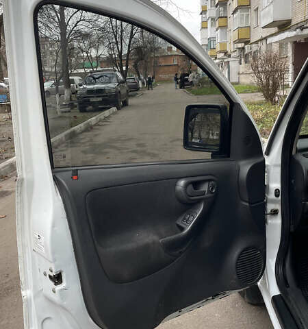 Білий Опель Комбо вант.-пас., об'ємом двигуна 1.25 л та пробігом 365 тис. км за 4000 $, фото 19 на Automoto.ua