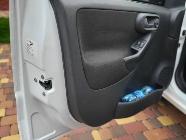 Білий Опель Комбо вант.-пас., об'ємом двигуна 1.2 л та пробігом 323 тис. км за 3750 $, фото 8 на Automoto.ua