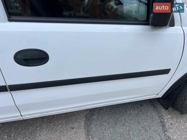Білий Опель Комбо вант.-пас., об'ємом двигуна 1.2 л та пробігом 268 тис. км за 4300 $, фото 24 на Automoto.ua