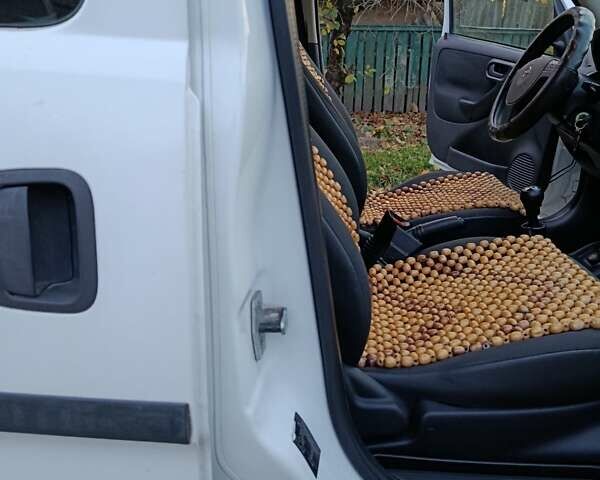 Білий Опель Комбо вант.-пас., об'ємом двигуна 1.3 л та пробігом 268 тис. км за 4500 $, фото 36 на Automoto.ua