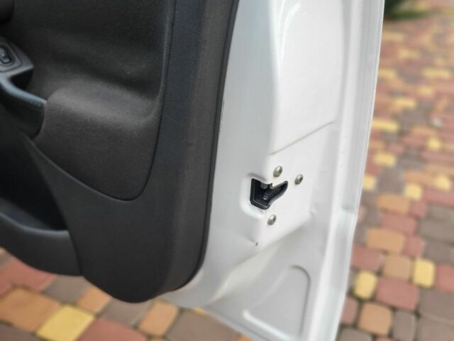 Білий Опель Комбо вант.-пас., об'ємом двигуна 1.2 л та пробігом 323 тис. км за 3750 $, фото 3 на Automoto.ua