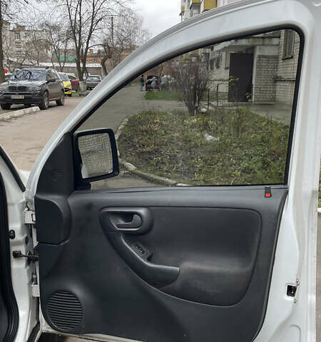 Білий Опель Комбо вант.-пас., об'ємом двигуна 1.25 л та пробігом 365 тис. км за 4000 $, фото 22 на Automoto.ua