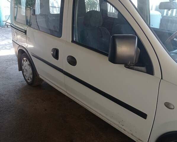 Белый Опель Комбо груз.-пасс., объемом двигателя 1.2 л и пробегом 350 тыс. км за 3800 $, фото 2 на Automoto.ua