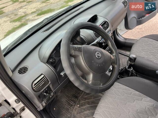 Білий Опель Комбо вант.-пас., об'ємом двигуна 1.2 л та пробігом 268 тис. км за 4300 $, фото 50 на Automoto.ua
