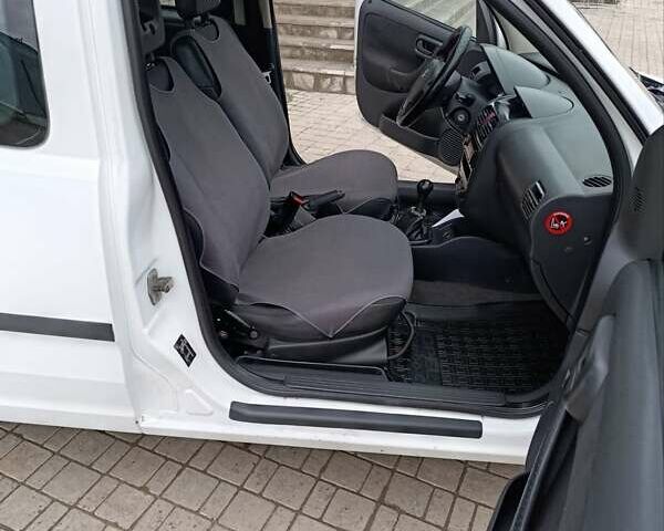 Білий Опель Комбо вант.-пас., об'ємом двигуна 1.25 л та пробігом 228 тис. км за 2999 $, фото 12 на Automoto.ua