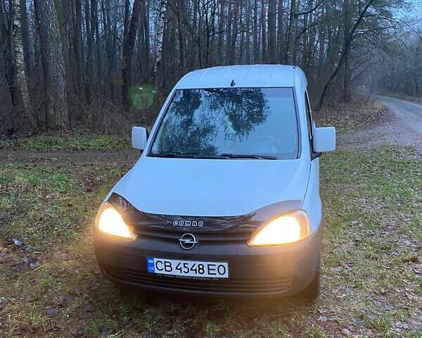 Белый Опель Комбо груз.-пасс., объемом двигателя 1.3 л и пробегом 426 тыс. км за 4200 $, фото 2 на Automoto.ua