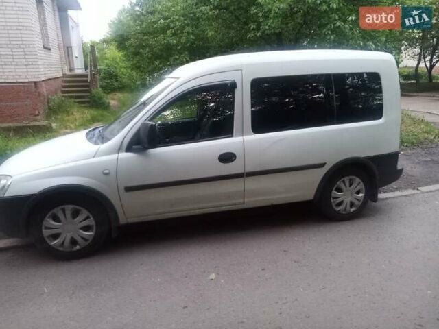 Белый Опель Комбо груз.-пасс., объемом двигателя 1.3 л и пробегом 206 тыс. км за 1700 $, фото 1 на Automoto.ua