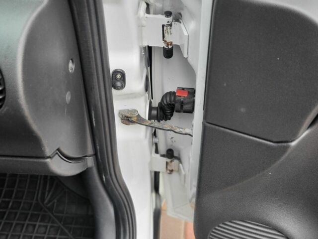 Білий Опель Комбо вант.-пас., об'ємом двигуна 1.2 л та пробігом 323 тис. км за 3750 $, фото 5 на Automoto.ua