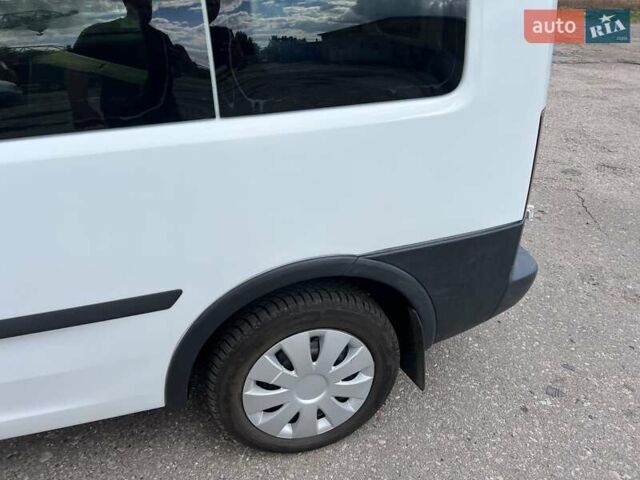 Білий Опель Комбо вант.-пас., об'ємом двигуна 1.2 л та пробігом 268 тис. км за 4300 $, фото 13 на Automoto.ua