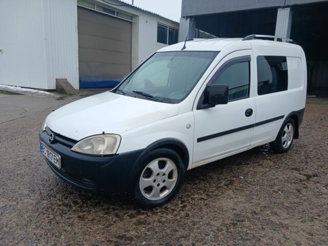 Белый Опель Комбо груз.-пасс., объемом двигателя 1.7 л и пробегом 285 тыс. км за 3300 $, фото 2 на Automoto.ua