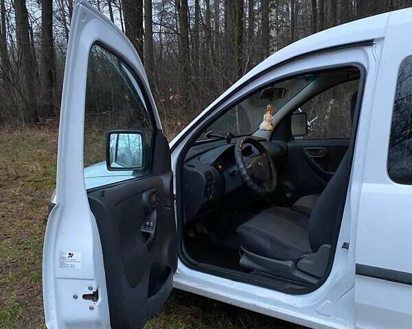 Белый Опель Комбо груз.-пасс., объемом двигателя 1.3 л и пробегом 426 тыс. км за 4200 $, фото 8 на Automoto.ua