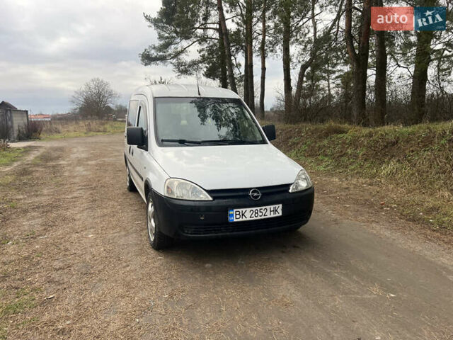 Белый Опель Комбо груз.-пасс., объемом двигателя 1.25 л и пробегом 290 тыс. км за 2900 $, фото 2 на Automoto.ua