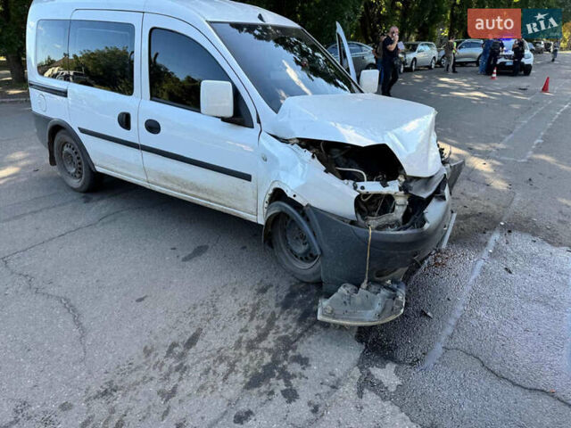 Білий Опель Комбо вант.-пас., об'ємом двигуна 1.3 л та пробігом 260 тис. км за 1100 $, фото 1 на Automoto.ua
