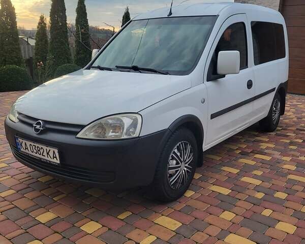 Білий Опель Комбо вант.-пас., об'ємом двигуна 1.3 л та пробігом 323 тис. км за 3750 $, фото 1 на Automoto.ua