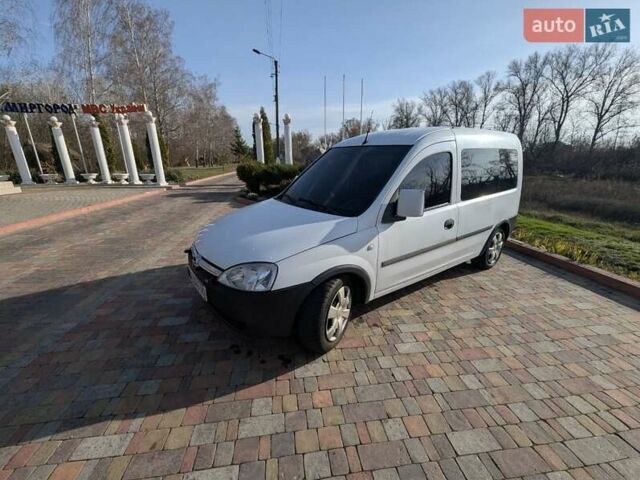 Белый Опель Комбо груз.-пасс., объемом двигателя 1.25 л и пробегом 395 тыс. км за 4000 $, фото 5 на Automoto.ua