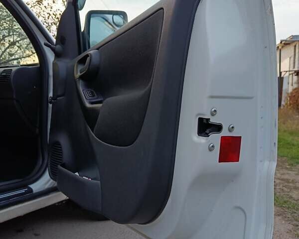 Білий Опель Комбо вант.-пас., об'ємом двигуна 1.3 л та пробігом 268 тис. км за 4500 $, фото 33 на Automoto.ua