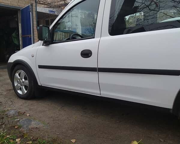 Белый Опель Комбо груз.-пасс., объемом двигателя 1.7 л и пробегом 178 тыс. км за 3900 $, фото 1 на Automoto.ua