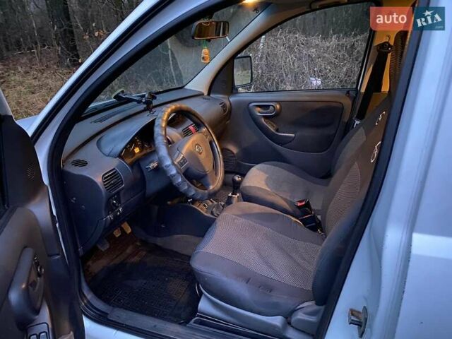 Белый Опель Комбо груз.-пасс., объемом двигателя 1.3 л и пробегом 426 тыс. км за 4200 $, фото 4 на Automoto.ua