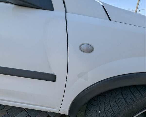 Белый Опель Комбо груз.-пасс., объемом двигателя 1.25 л и пробегом 395 тыс. км за 4000 $, фото 14 на Automoto.ua