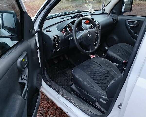 Белый Опель Комбо груз.-пасс., объемом двигателя 1.2 л и пробегом 247 тыс. км за 3300 $, фото 5 на Automoto.ua