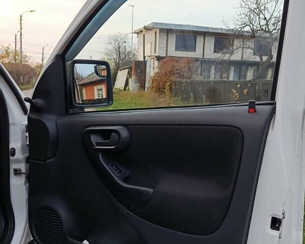 Білий Опель Комбо вант.-пас., об'ємом двигуна 1.3 л та пробігом 268 тис. км за 4500 $, фото 11 на Automoto.ua