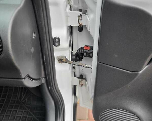 Білий Опель Комбо вант.-пас., об'ємом двигуна 1.3 л та пробігом 323 тис. км за 3750 $, фото 10 на Automoto.ua