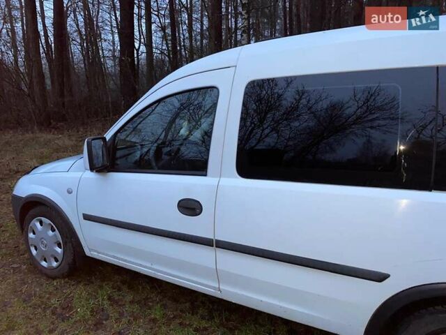 Белый Опель Комбо груз.-пасс., объемом двигателя 1.3 л и пробегом 426 тыс. км за 4200 $, фото 10 на Automoto.ua
