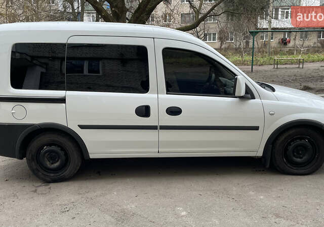 Білий Опель Комбо вант.-пас., об'ємом двигуна 1.25 л та пробігом 365 тис. км за 4000 $, фото 2 на Automoto.ua
