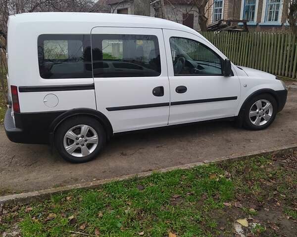 Белый Опель Комбо груз.-пасс., объемом двигателя 1.7 л и пробегом 178 тыс. км за 3900 $, фото 4 на Automoto.ua