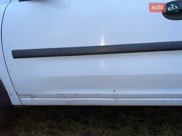 Белый Опель Комбо груз.-пасс., объемом двигателя 1.3 л и пробегом 426 тыс. км за 4200 $, фото 5 на Automoto.ua