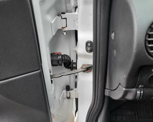 Білий Опель Комбо вант.-пас., об'ємом двигуна 1.3 л та пробігом 323 тис. км за 3750 $, фото 19 на Automoto.ua