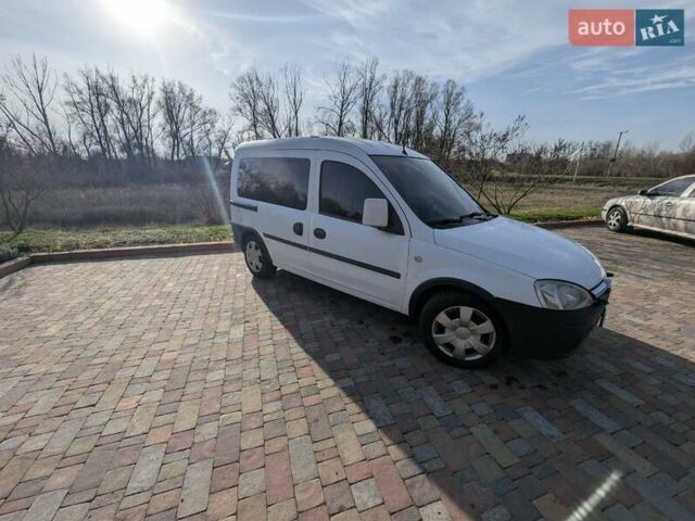 Белый Опель Комбо груз.-пасс., объемом двигателя 1.25 л и пробегом 395 тыс. км за 4000 $, фото 4 на Automoto.ua