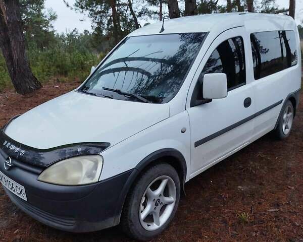 Белый Опель Комбо груз.-пасс., объемом двигателя 1.2 л и пробегом 247 тыс. км за 3300 $, фото 2 на Automoto.ua