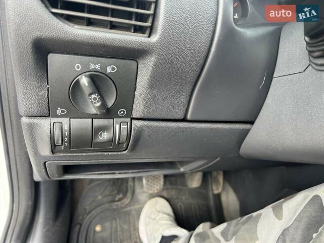 Білий Опель Комбо вант.-пас., об'ємом двигуна 1.2 л та пробігом 268 тис. км за 4300 $, фото 51 на Automoto.ua