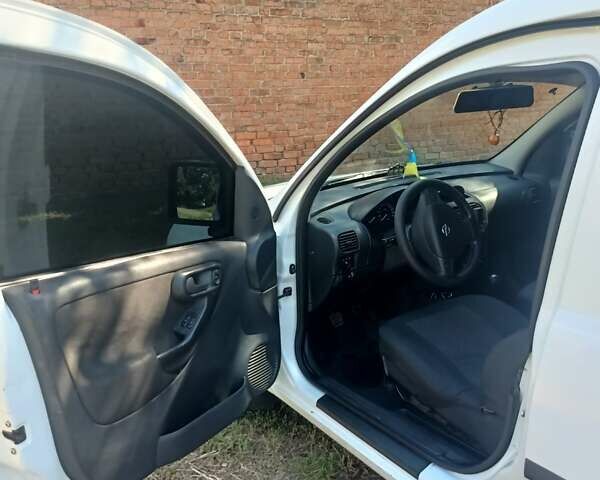 Білий Опель Комбо вант.-пас., об'ємом двигуна 1.6 л та пробігом 215 тис. км за 4500 $, фото 4 на Automoto.ua