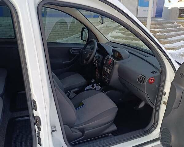 Білий Опель Комбо вант.-пас., об'ємом двигуна 1.3 л та пробігом 218 тис. км за 3400 $, фото 12 на Automoto.ua