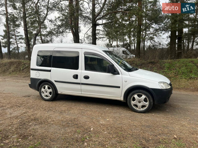 Белый Опель Комбо груз.-пасс., объемом двигателя 1.25 л и пробегом 290 тыс. км за 2900 $, фото 8 на Automoto.ua