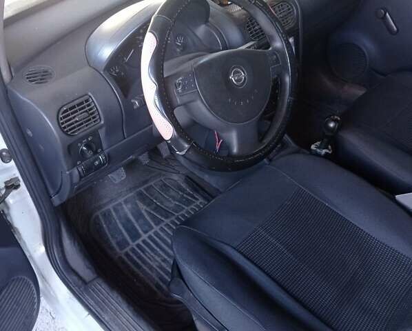 Белый Опель Комбо груз.-пасс., объемом двигателя 1.2 л и пробегом 350 тыс. км за 3800 $, фото 7 на Automoto.ua