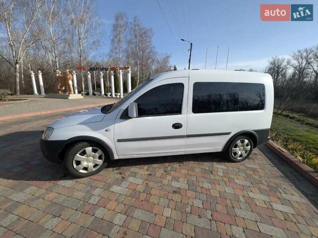 Белый Опель Комбо груз.-пасс., объемом двигателя 1.25 л и пробегом 395 тыс. км за 4000 $, фото 3 на Automoto.ua