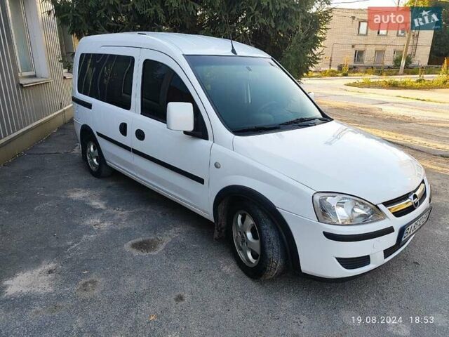 Белый Опель Комбо груз.-пасс., объемом двигателя 1.3 л и пробегом 294 тыс. км за 3500 $, фото 1 на Automoto.ua