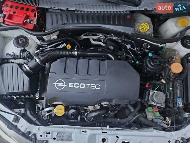 Білий Опель Комбо вант.-пас., об'ємом двигуна 1.25 л та пробігом 373 тис. км за 3600 $, фото 36 на Automoto.ua