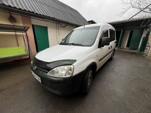 Белый Опель Комбо груз.-пасс., объемом двигателя 1.3 л и пробегом 310 тыс. км за 4100 $, фото 2 на Automoto.ua